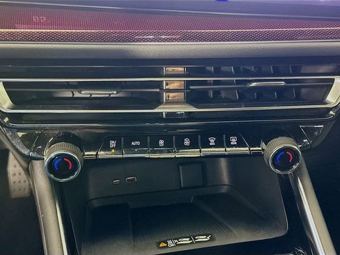 Used 2025 Chevrolet Traverse Z71 image 15