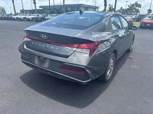 Used 2025 Hyundai Elantra SE FWD image 6