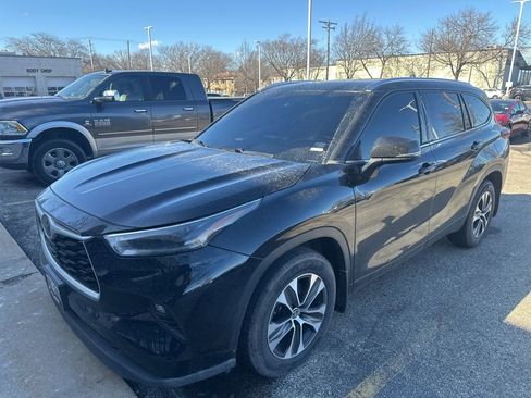 Used 2021 Toyota Highlander XLE image 1