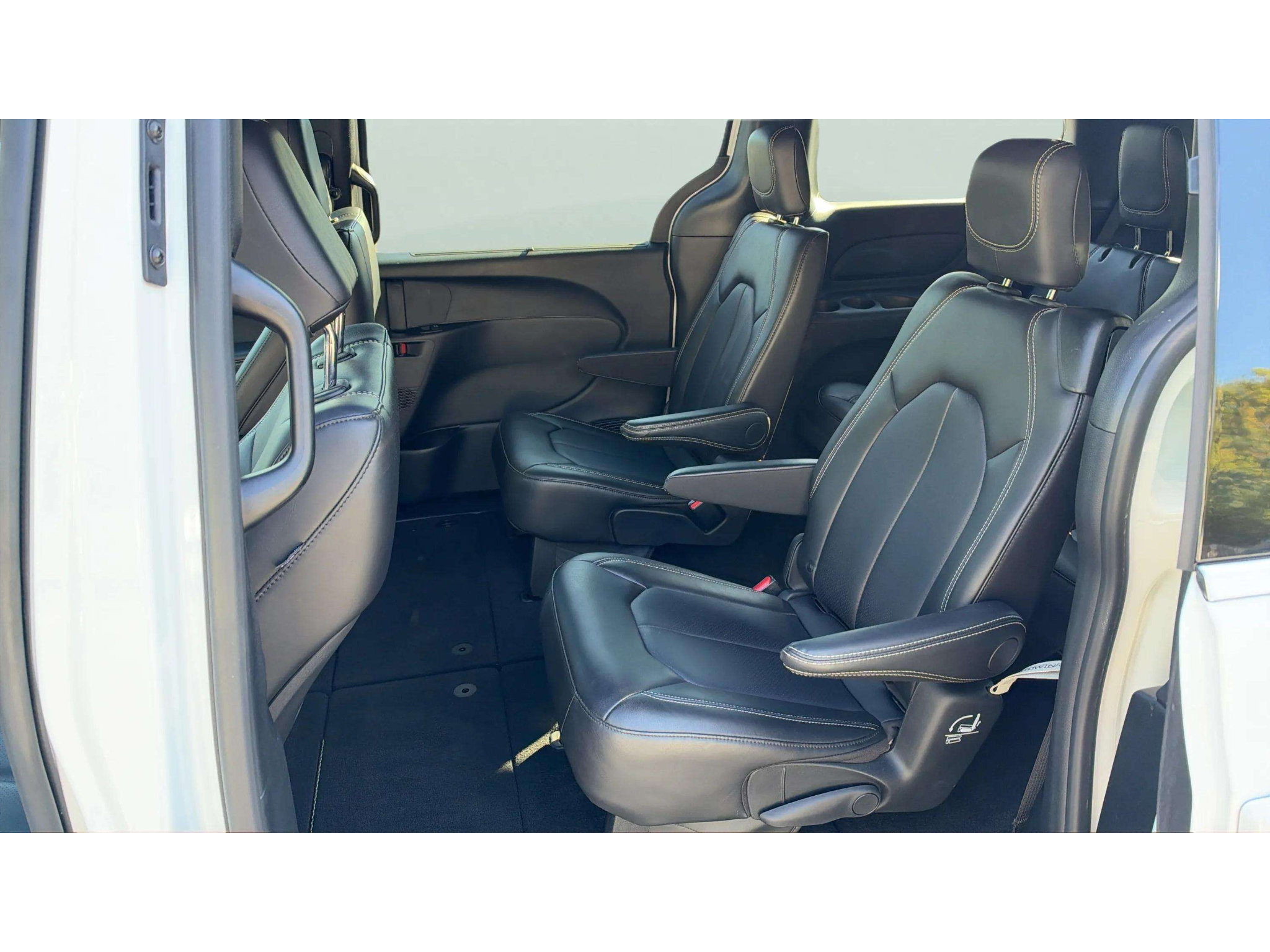 Used 2026 Chrysler Pacifica Select FWD image 12