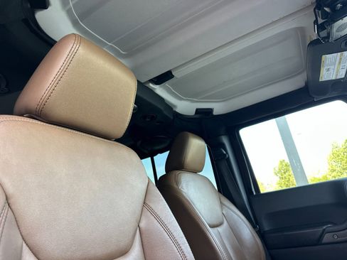 Used 2013 Jeep Wrangler Unlimited Sahara AWD/4WD image 17