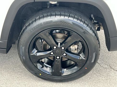 Used 2024 Jeep Grand Cherokee Altitude AWD/4WD image 17