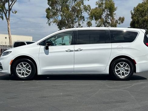 Used 2024 Chrysler Pacifica Touring-L FWD image 7