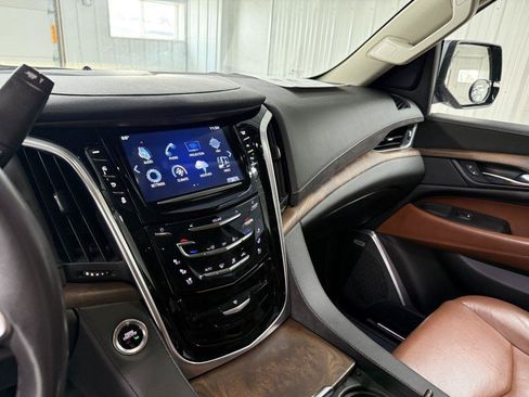 Used 2020 Cadillac Escalade ESV Premium Luxury AWD/4WD image 25