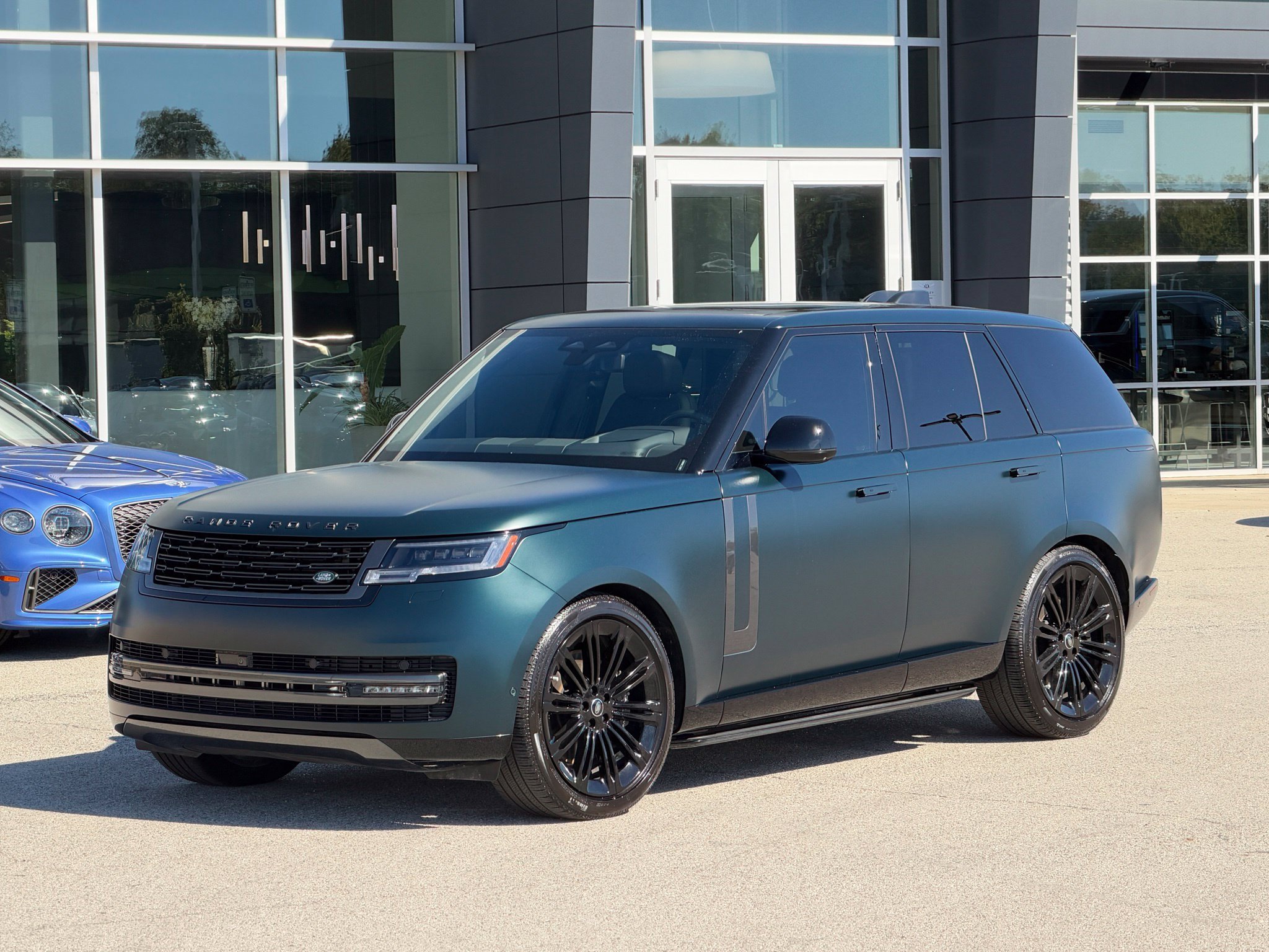 Used 2025 Land Rover Range Rover SE AWD/4WD image 1