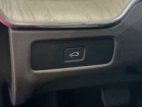 Used 2025 Volvo XC60 B5 Plus image 17