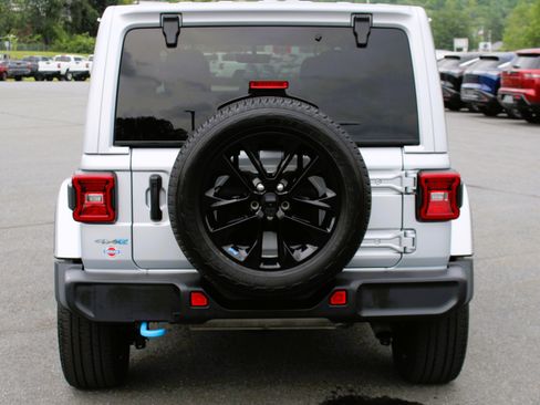 Used 2023 Jeep Wrangler Unlimited Sahara w/ Cold Weather Group AWD/4WD image 9
