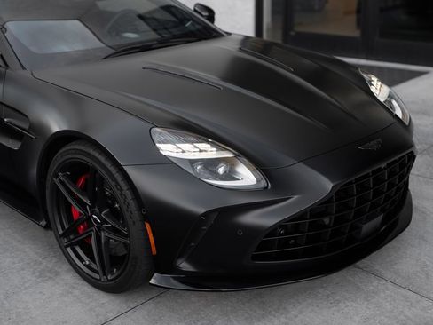 Used 2025 Aston Martin V8 Vantage Coupe image 21