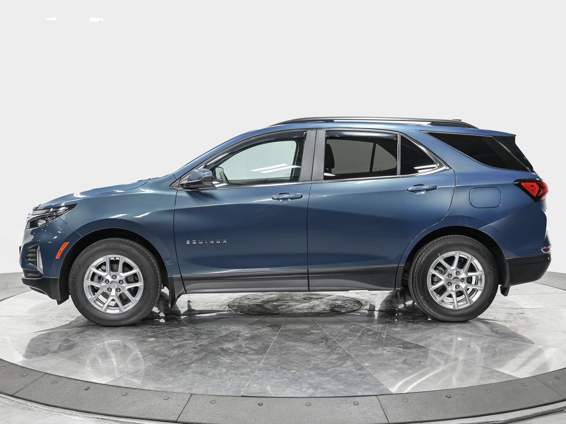 Used 2024 Chevrolet Equinox LT AWD/4WD image 2
