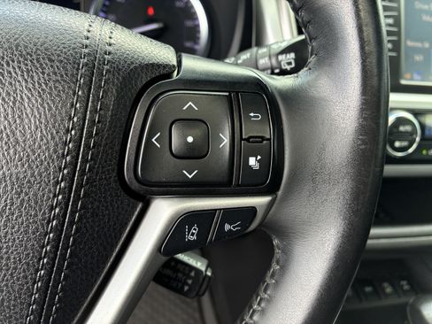 Used 2019 Toyota Highlander SE w/ Nightshade Edition AWD/4WD image 30