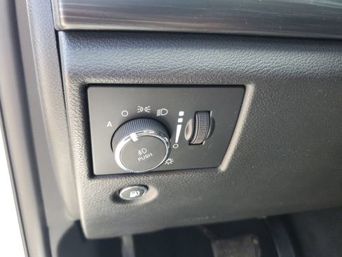 Used 2019 Jeep Grand Cherokee Altitude AWD/4WD image 11