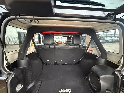 Used 2014 Jeep Wrangler Unlimited Rubicon image 25