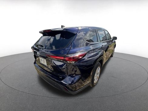 Used 2025 Toyota Highlander LE FWD image 7