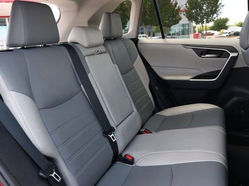 Used 2019 Toyota RAV4 XLE Premium FWD image 31