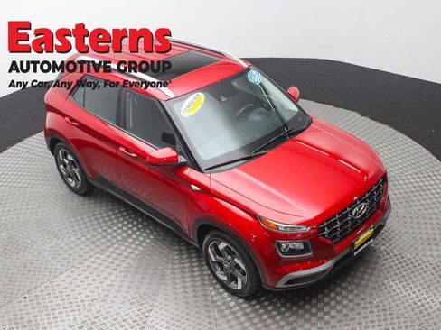 Used 2022 Hyundai Venue SEL image 3