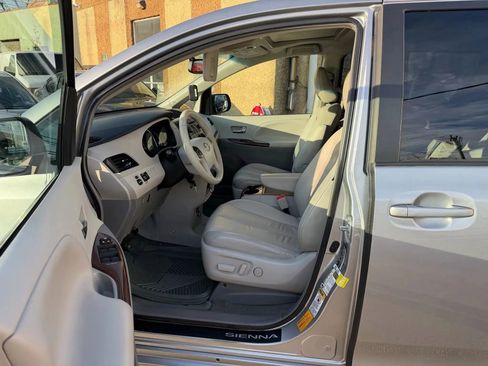 Used 2014 Toyota Sienna XLE image 25