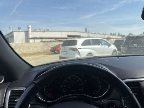 Used 2021 Jeep Grand Cherokee Laredo image 23