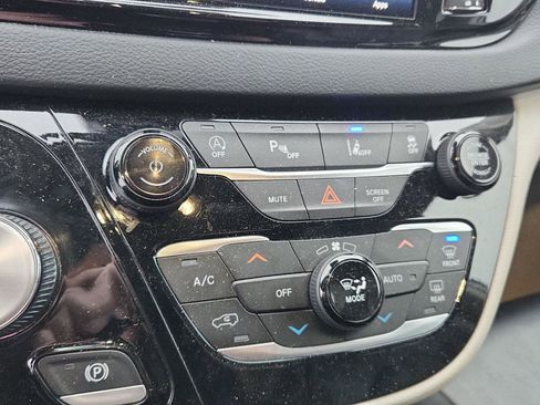 Used 2023 Chrysler Pacifica Touring-L image 19