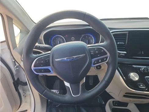 Used 2023 Chrysler Pacifica Touring-L FWD image 13