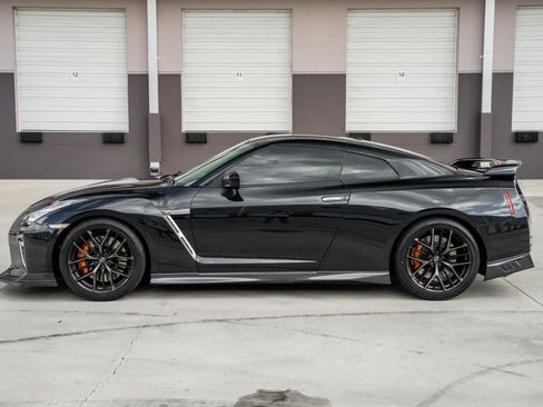 Used 2017 Nissan GT-R Premium image 3