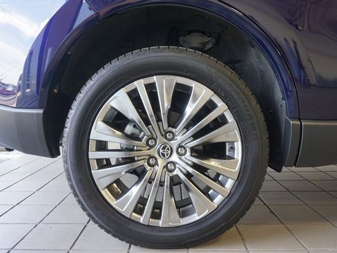 Used 2023 Toyota Venza XLE image 34