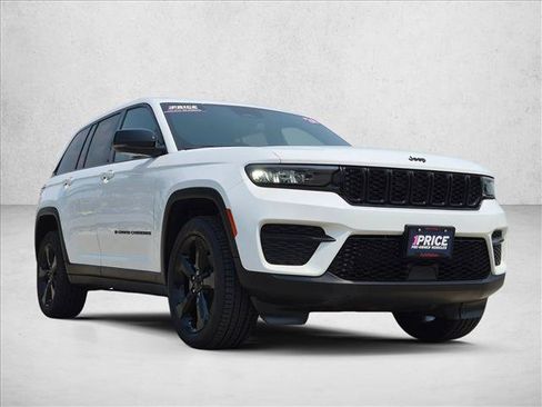 Used 2024 Jeep Grand Cherokee Altitude AWD/4WD image 3