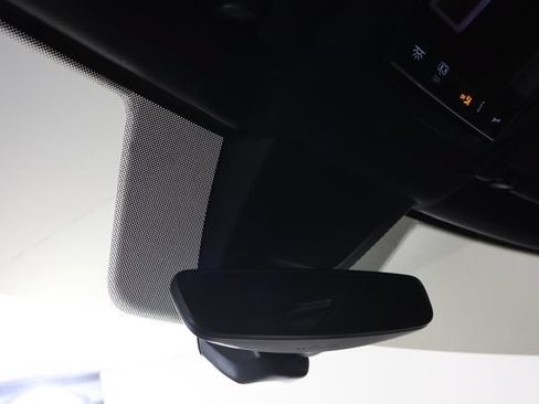 Used 2025 Volkswagen Atlas Cross Sport SE FWD image 19