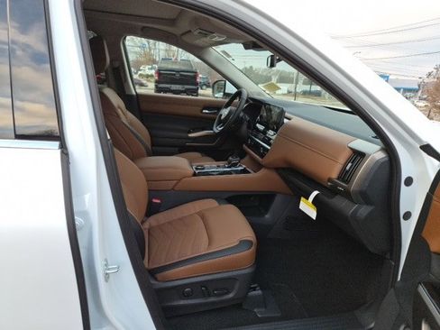 New 2025 Nissan Pathfinder Platinum image 13