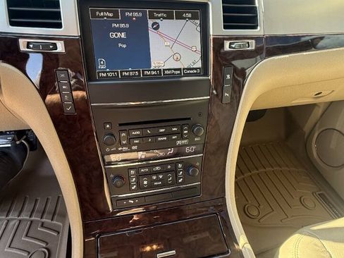 Used 2011 Cadillac Escalade Luxury AWD/4WD image 10
