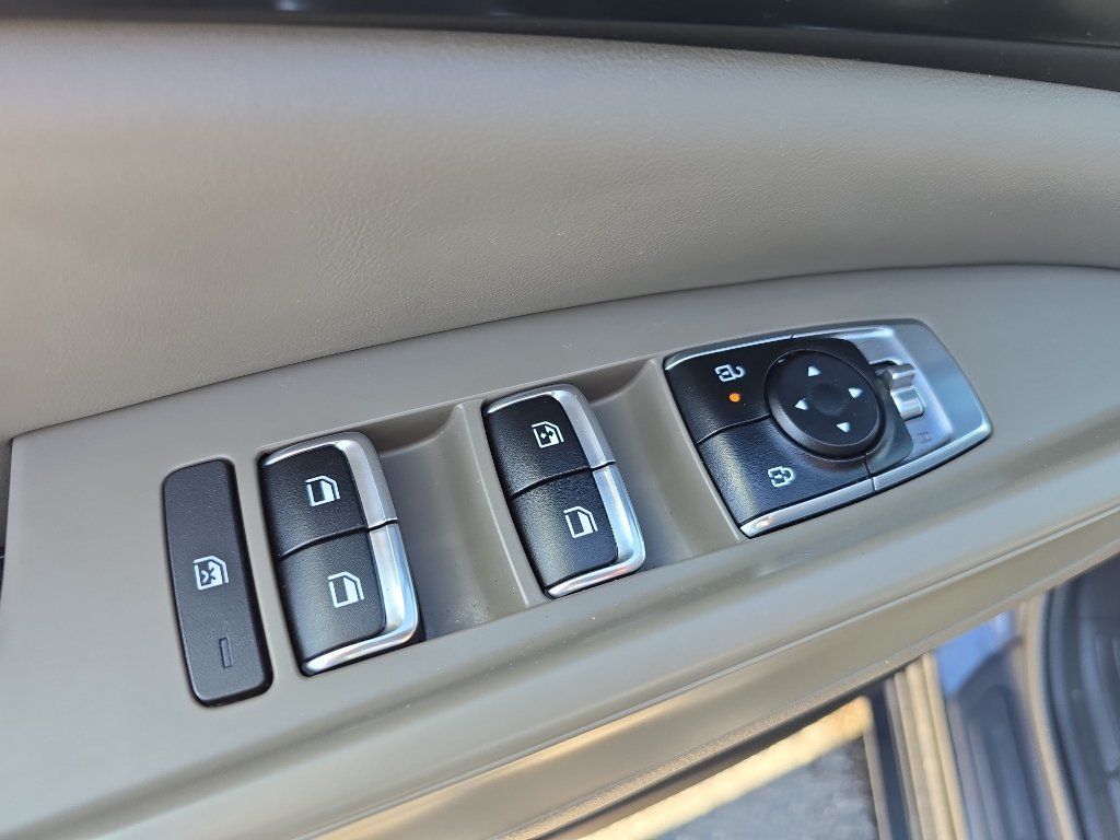 Used 2025 Kia Carnival FWD image 12