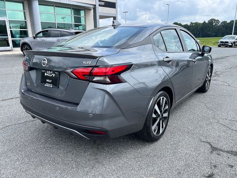 Used 2022 Nissan Versa SR FWD image 6