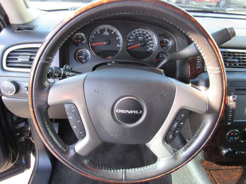 Used 2013 GMC Yukon XL Denali image 19