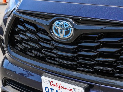 Used 2021 Toyota Highlander XLE AWD/4WD image 3