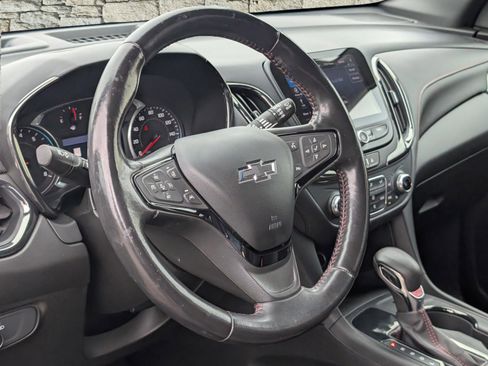 Used 2022 Chevrolet Equinox RS w/ Infotainment Package image 15