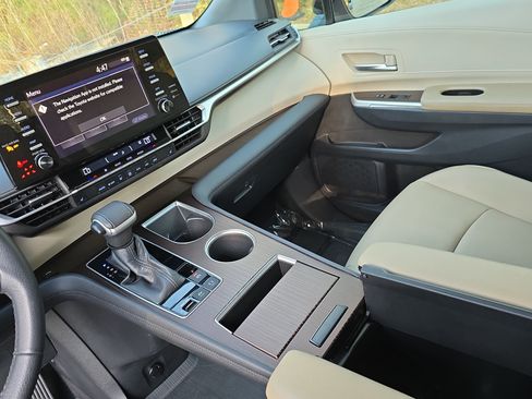 Used 2021 Toyota Sienna XLE image 24