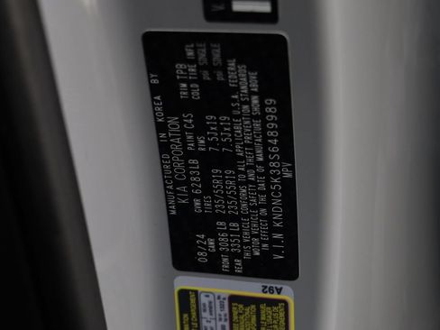 Used 2025 Kia Carnival EX FWD image 25