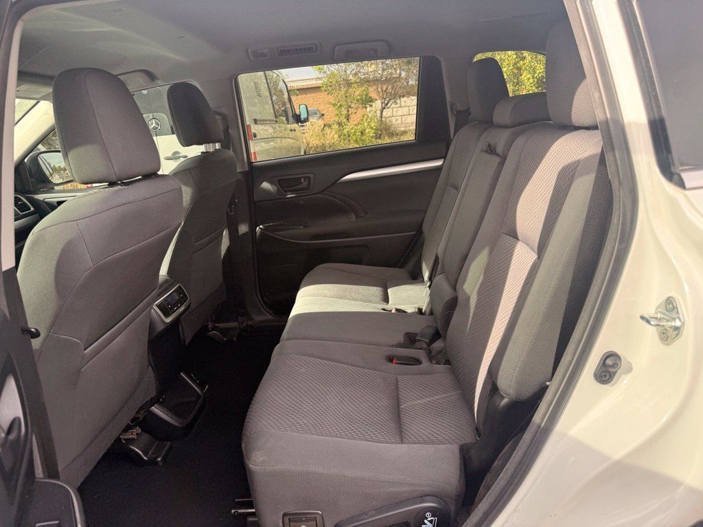 Used 2017 Toyota Highlander LE w/ Carpet Mat Package AWD/4WD image 15