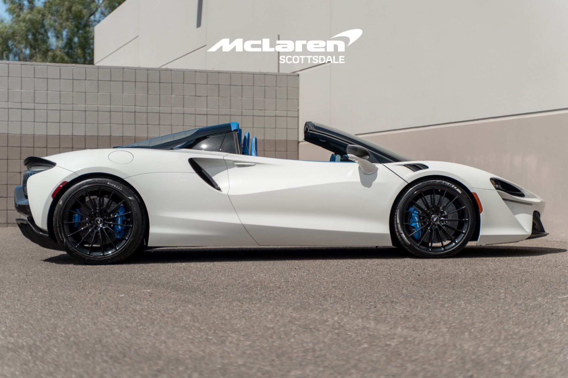 Used 2025 McLaren Artura Spider RWD image 8