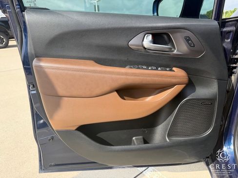 Used 2017 Chrysler Pacifica Limited FWD image 9