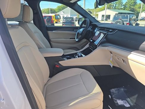 New 2025 Jeep Grand Cherokee Limited image 11