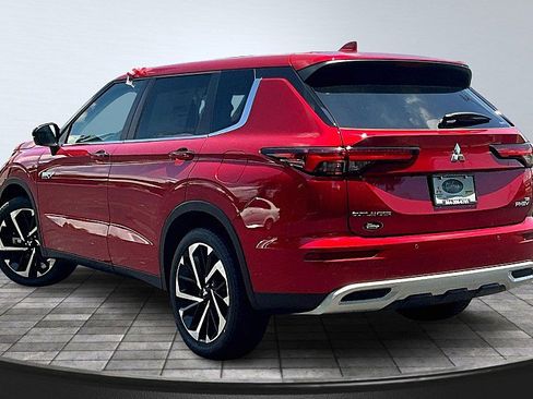 Used 2024 Mitsubishi Outlander SE image 3