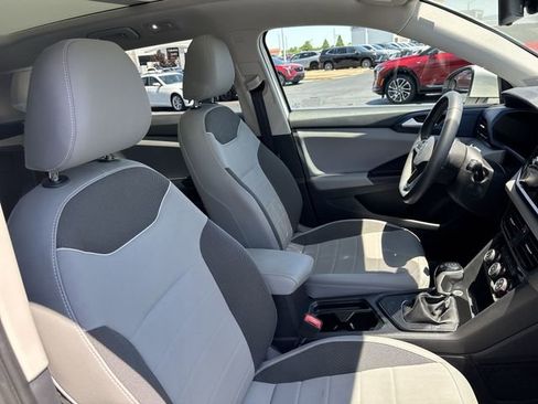 Used 2023 Volkswagen Taos SE w/ Panoramic Sunroof Package FWD image 17