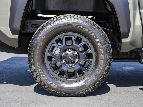 Certified 2025 Toyota Tacoma TRD Off-Road AWD/4WD image 11