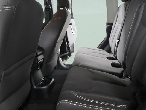 Used 2018 Jeep Wrangler Unlimited Sahara w/ Connectivity Group image 23