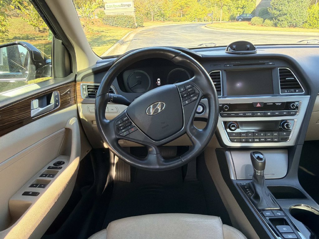 Used 2016 Hyundai Sonata Limited w/ Option Group 02 FWD image 15