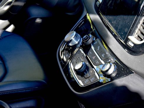 Used 2025 Chrysler Pacifica Select FWD image 19