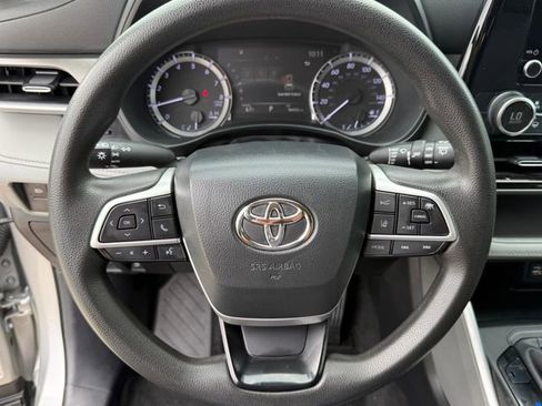 Used 2023 Toyota Highlander L FWD image 13
