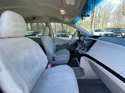 Used 2013 Toyota Sienna L image 28