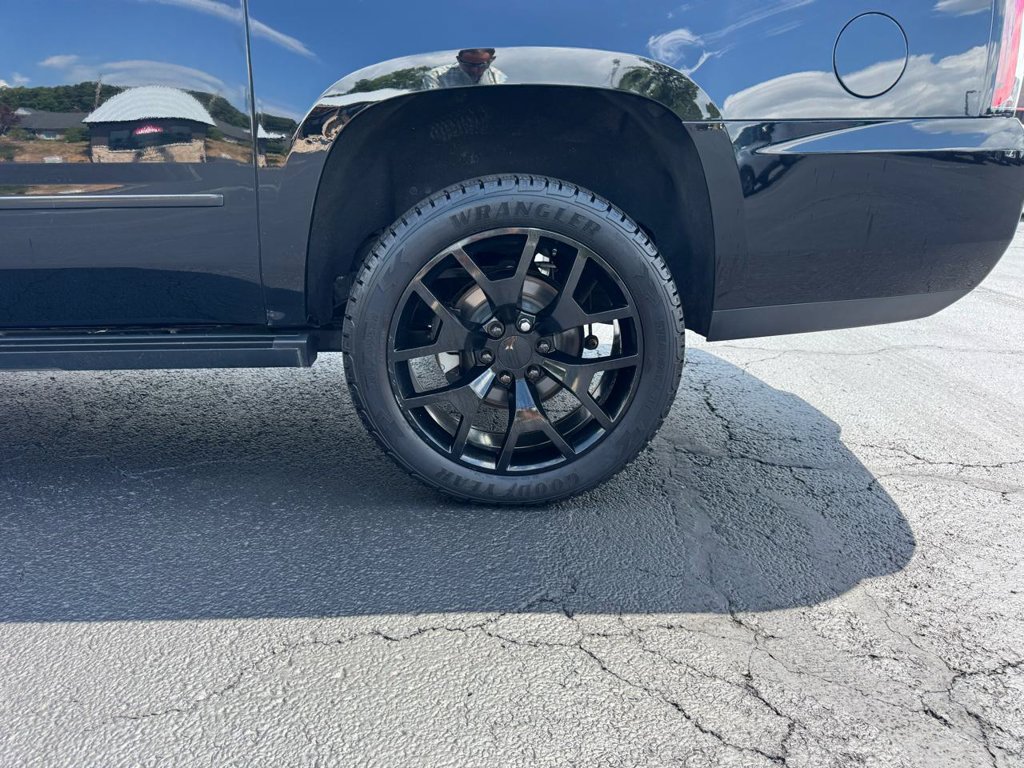 Used 2017 GMC Yukon XL Denali w/ Open Road Package AWD/4WD image 8