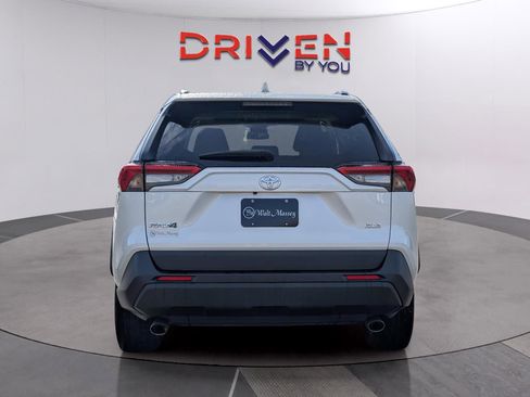 Used 2022 Toyota RAV4 XLE Premium image 4